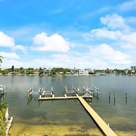 Beautiful Roomy Condo With Sunrise & Sunset Views